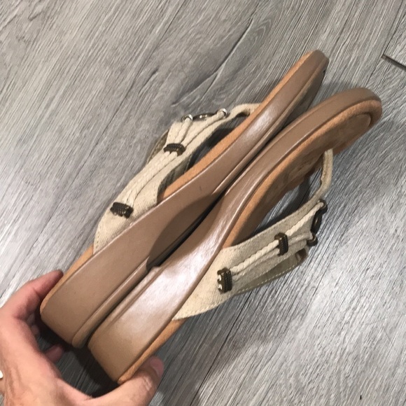 Minnetonka Natural Wheat & Medal Embellishments Flip Flop Sandals size 9 - Picture 8 of 9